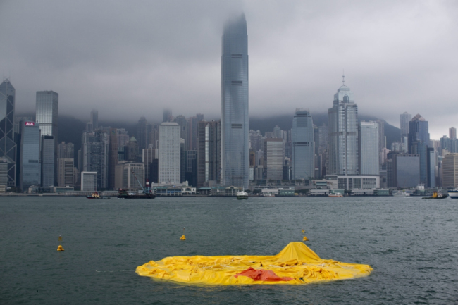 香港巨型橡膠鴨扁了
