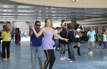 Sunday Afternoon Salsa at Robson Square 羅賓遜廣場週日下午莎莎舞 2013