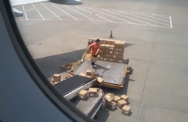 廣州白雲機場員工亂扔行李，成YouTube紅人