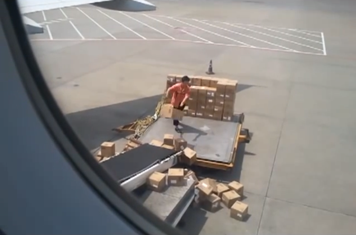 廣州白雲機場員工亂扔行李，成YouTube紅人