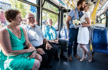 巴士結良緣 愛侶辦「公車婚禮」