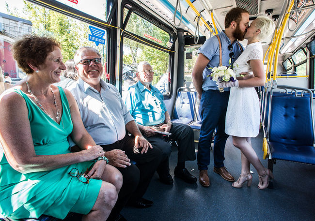 巴士結良緣 愛侶辦「公車婚禮」