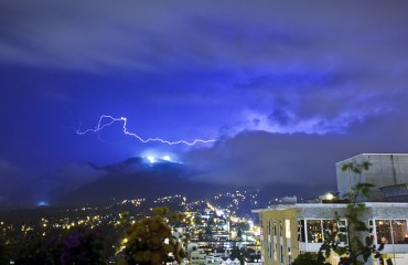 一小時閃電千次 大溫逾萬戶停電