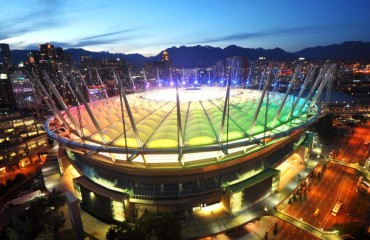 BC Place為同性戀自豪週末點亮彩虹燈