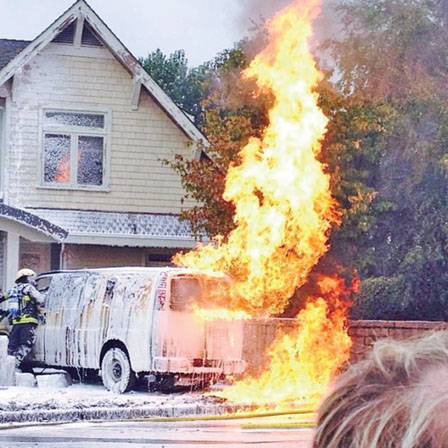 載油飛車撞華裔屋爆炸