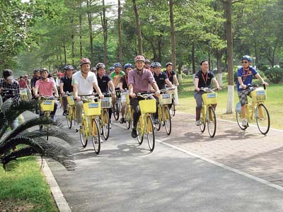 踏單車踢足球與街坊閒聊 羅品信廣州行打親民牌