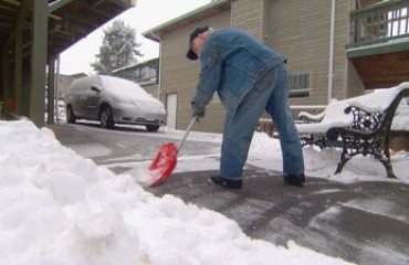 鏟雪開路 102歲翁老當益壯