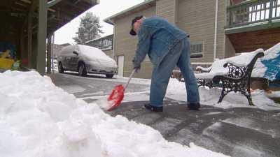 鏟雪開路 102歲翁老當益壯