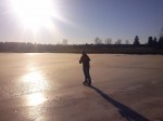 素裡農夫水淹農田 製造巨大免費室外溜冰場