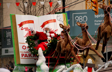 聖誕老人遊行 30萬人溫市中心賞歌舞
