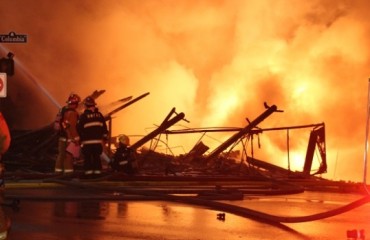 新年夜無情大火吞柏文 逾30戶失家園 附近3幢樓疏散