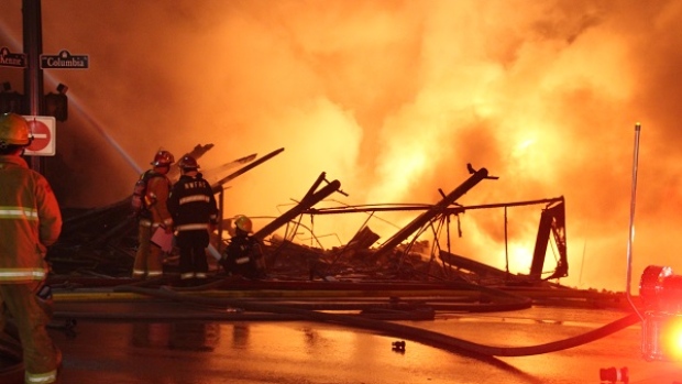 新年夜無情大火吞柏文 逾30戶失家園 附近3幢樓疏散