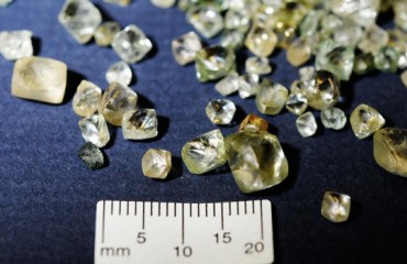 1,500卡未加工鑽石 女遊客藏體內被捕