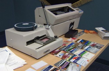 警破偷信集团拘2人 盗用信用卡积分 受害者多达100人
