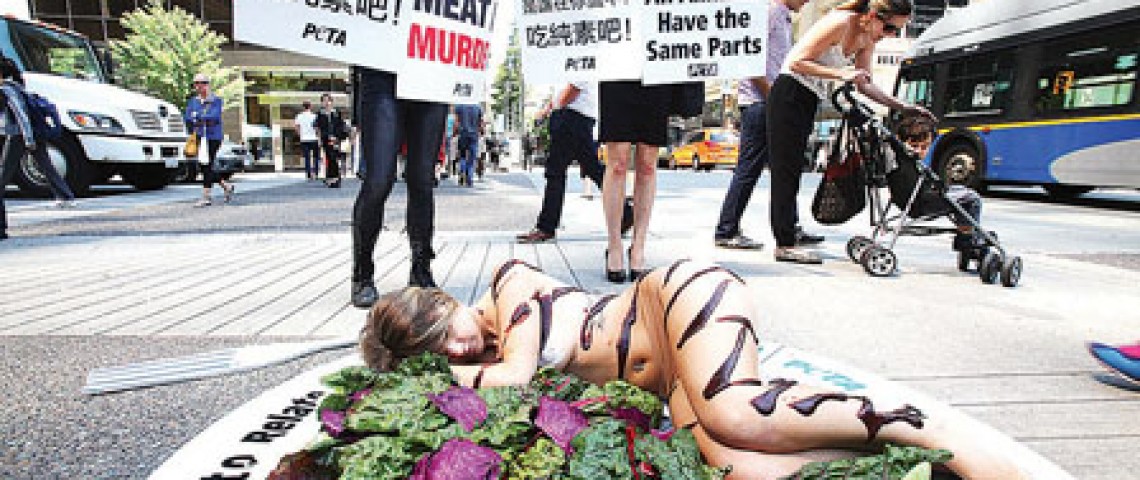 裸女市中心扮「人肉」上碟 宣扬素食 抗议美食烹飪展