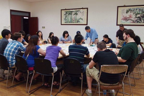 國際生英語班開課招抗議 列市卅多名教師私校外舉牌