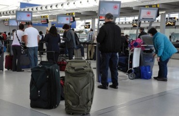 加航加派人員檢查旅客行李是否超重
