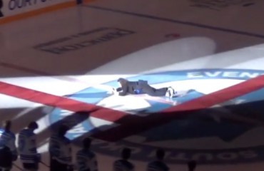 爆笑！ NHL冰球比賽開幕歌手演唱時摔倒