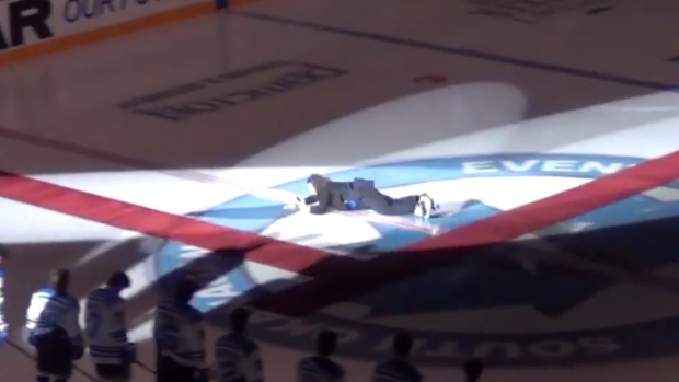 爆笑！ NHL冰球比賽開幕歌手演唱時摔倒