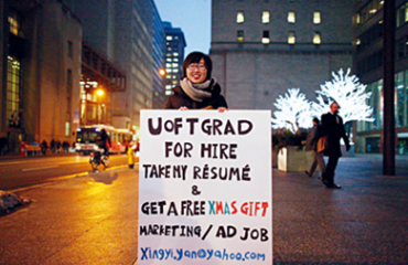 華裔女留學生街頭舉牌自薦 終獲聘用