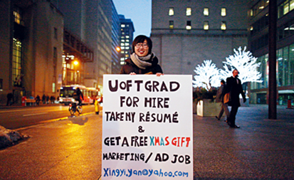 華裔女留學生街頭舉牌自薦 終獲聘用