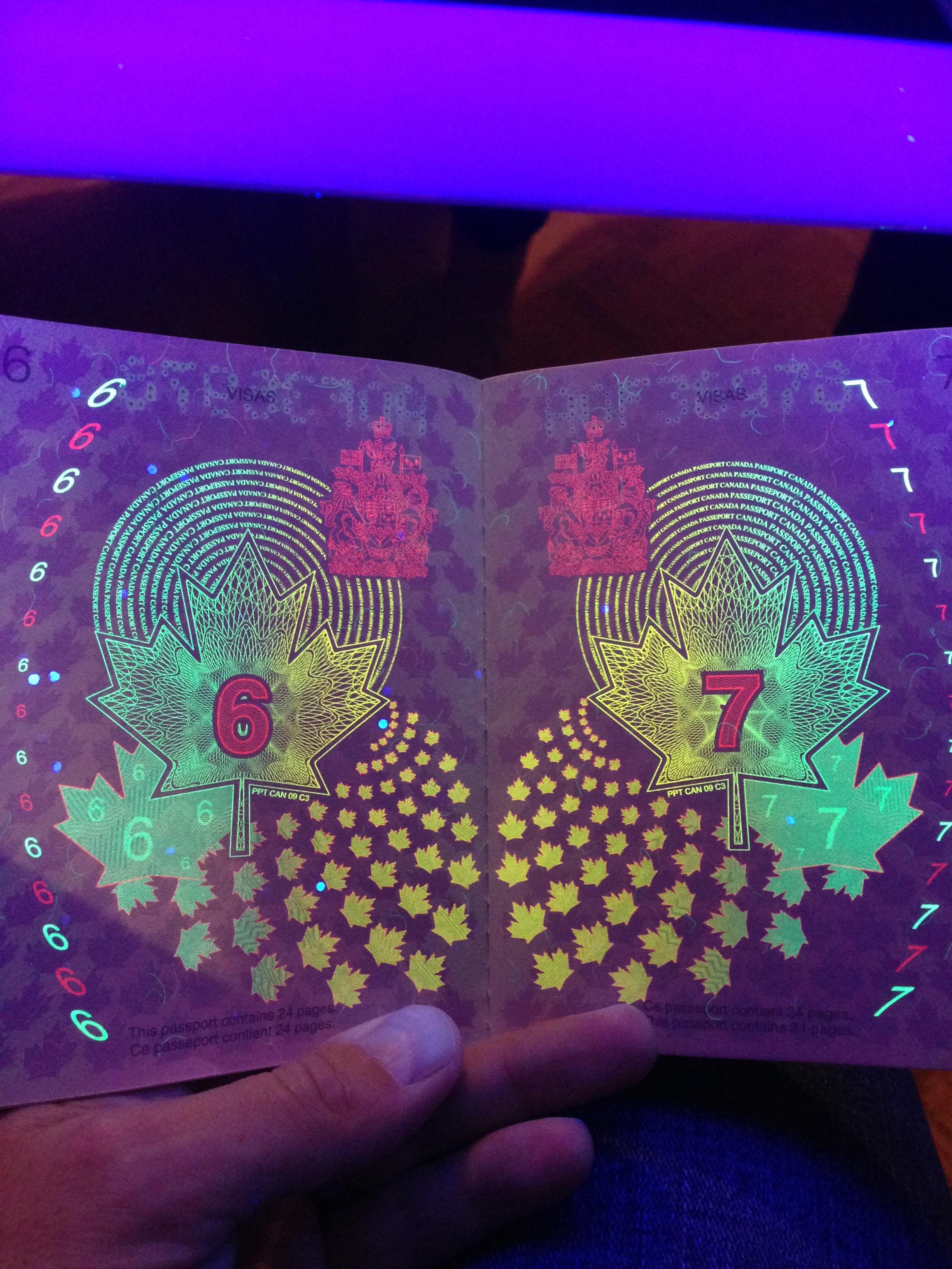 紫外线下的加拿大新护照