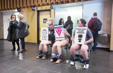 SFU跨性别学生示威 促增设中性洗手间