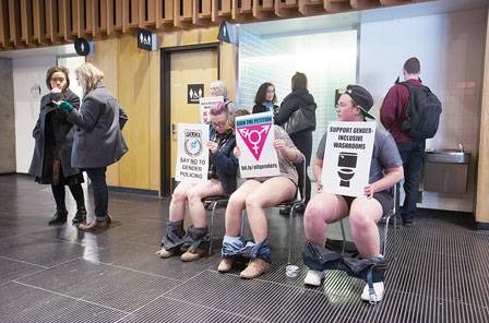 SFU跨性别学生示威 促增设中性洗手间