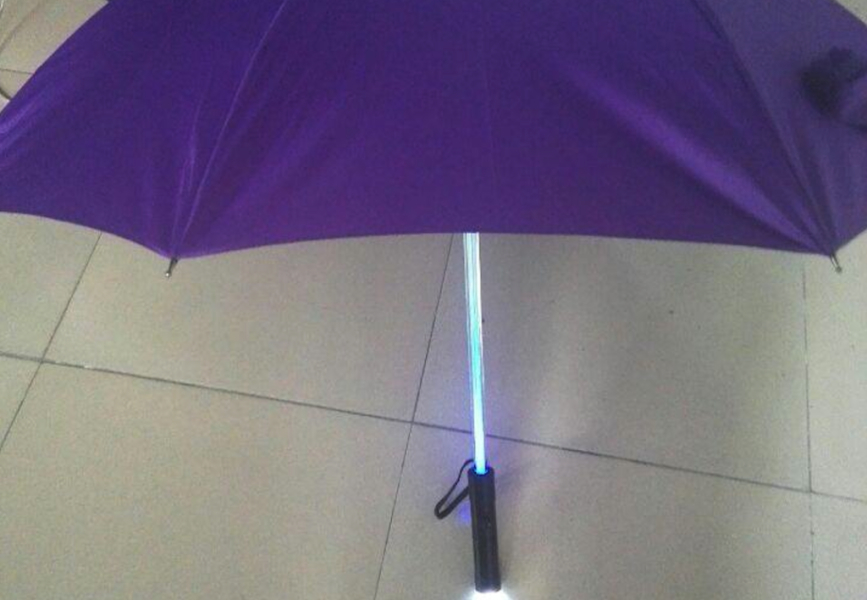 列治文姐妹花設計出激光劍雨傘