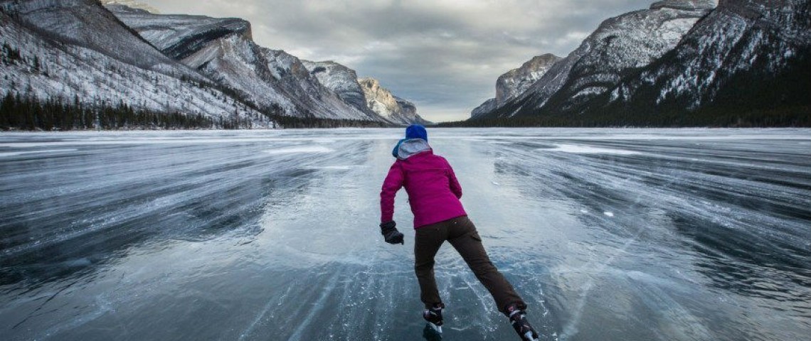甲烷氣泡被冰封湖面凍結成奇景