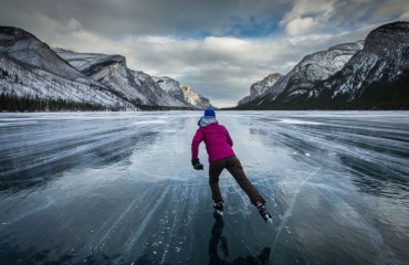甲烷氣泡被冰封湖面凍結成奇景