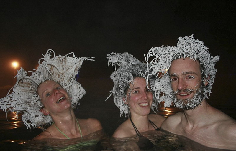 加拿大零下30度室外泡溫泉遊客PK冰凍髮型