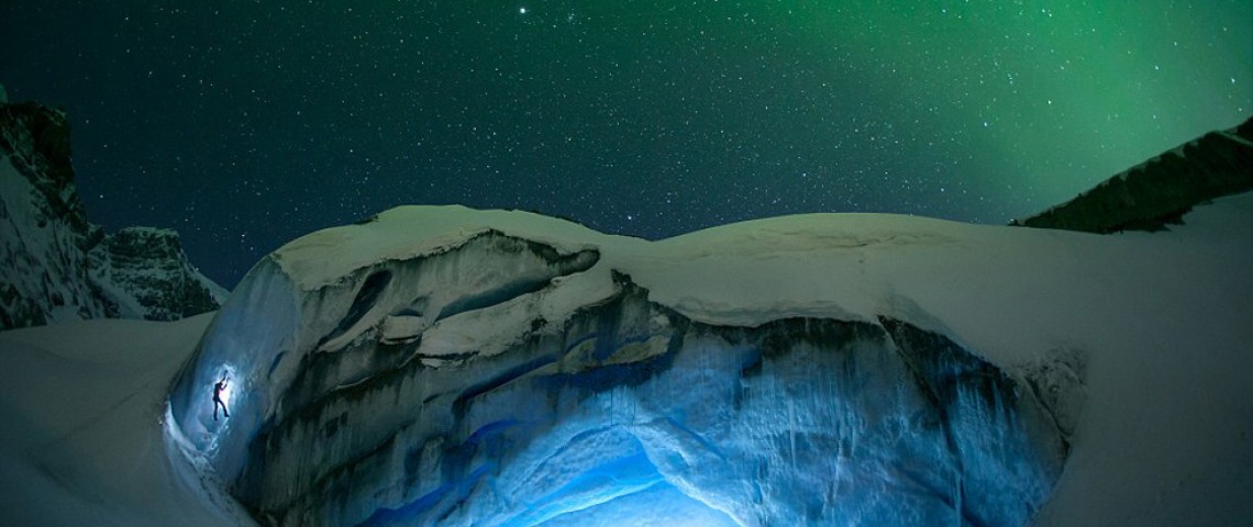 加拿大冰川夜景美如夢幻璀璨極光點亮夜空