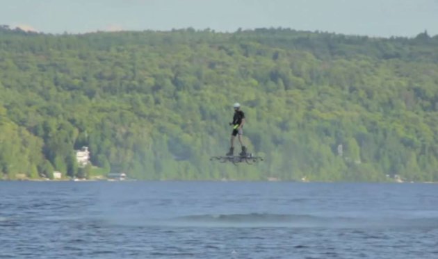 加拿大男子創下懸浮滑板最遠飛行距離紀錄