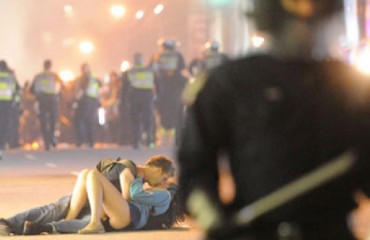 4年前在溫哥華騷亂中擁吻的戀人仍相愛