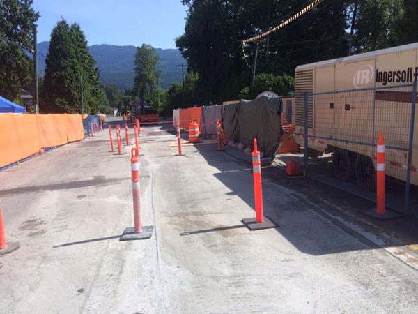 天車長青線施工 滿地寶馬路又見坑洞