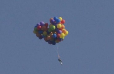 亞省男子自製氣球椅升空跳傘被控行為不檢