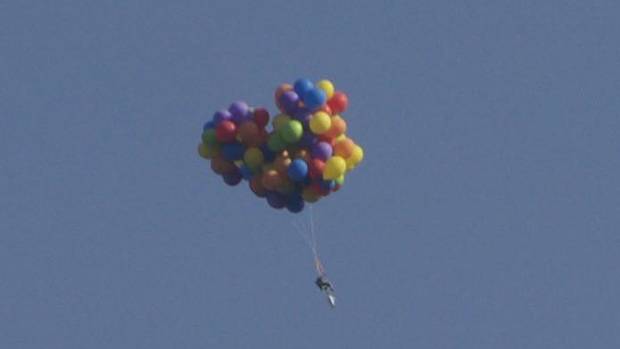 亞省男子自製氣球椅升空跳傘被控行為不檢
