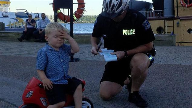 哈利法克斯三歲小車手被開“罰單” 懊惱表情引網民大樂
