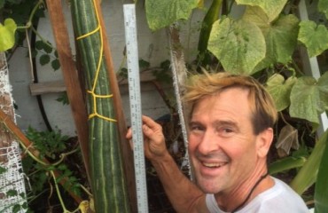 Kelowna男子種出113厘米全世界最長青瓜
