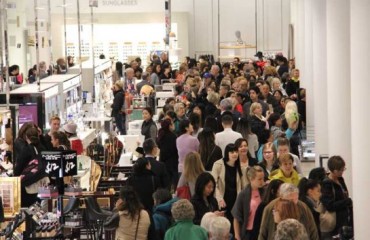 Nordstrom高檔百貨公司昨天開幕 近2千人排隊挤爆商场！