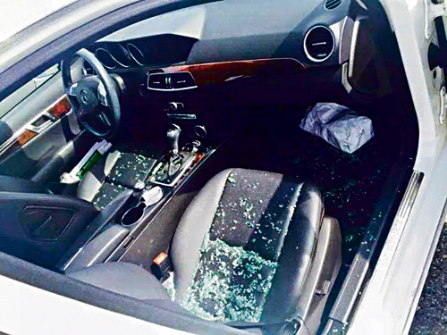 中國留學生提款後被跟蹤 匪徒趁爆胎砸窗搶包包！