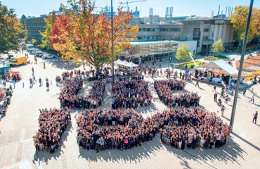 UBC慶100周年人牆砌「UBC 100」字樣