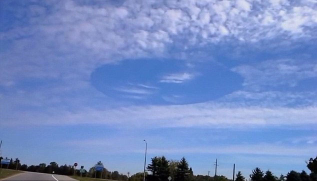 加拿大上空惊現神秘白雲圓孔