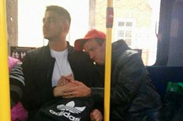 加拿大小伙公交車上安撫腦癱​​陌生人暖心照片走紅