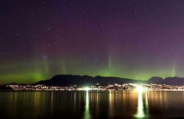 北極光在溫哥華北岸山頭出現