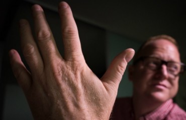 手指植芯片 溫哥華男子變「生物駭客」