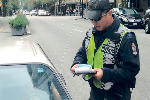 駕駛用手機 溫市警方一個月發千五告票