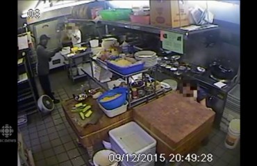 持刀槍劫匪闖進溫哥華東區中餐館搶劫警方公開監控錄像