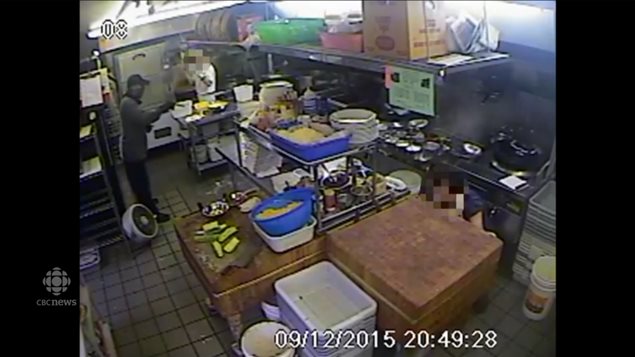 持刀槍劫匪闖進溫哥華東區中餐館搶劫警方公開監控錄像